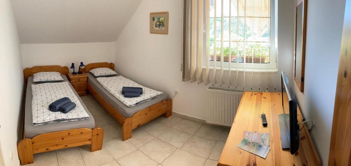 Borkuti Panzio Es Apartman Balatonszárszó Exterior foto